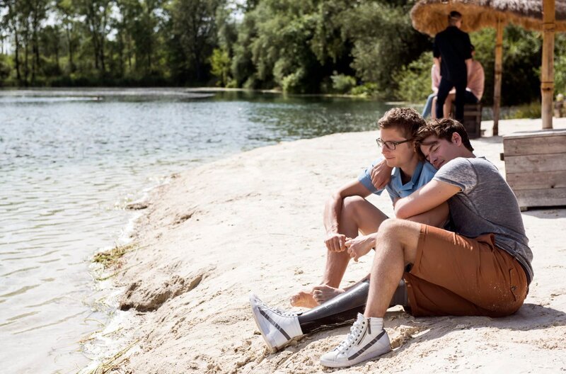 Wahre Männerfreundschaft: Ben (Philipp Danne, r.) freut sich über seinen Freund, Kollegen und Trauzeugen Elias (Stefan Ruppe, l.) – Bild: ARD/​Jens Ulrich Koch