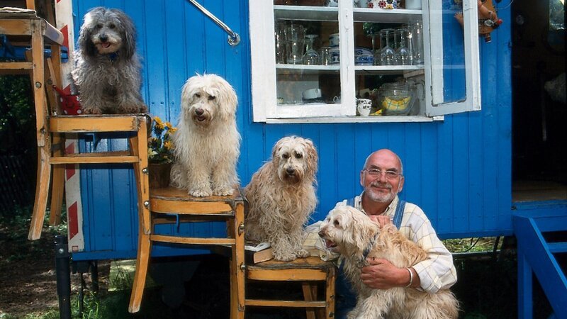 Eigentlich wünscht sich Peter (Peter Lustig) mindestens vier Hunde. – Bild: ZDF und Christiane Pausch./​Christiane Pausch