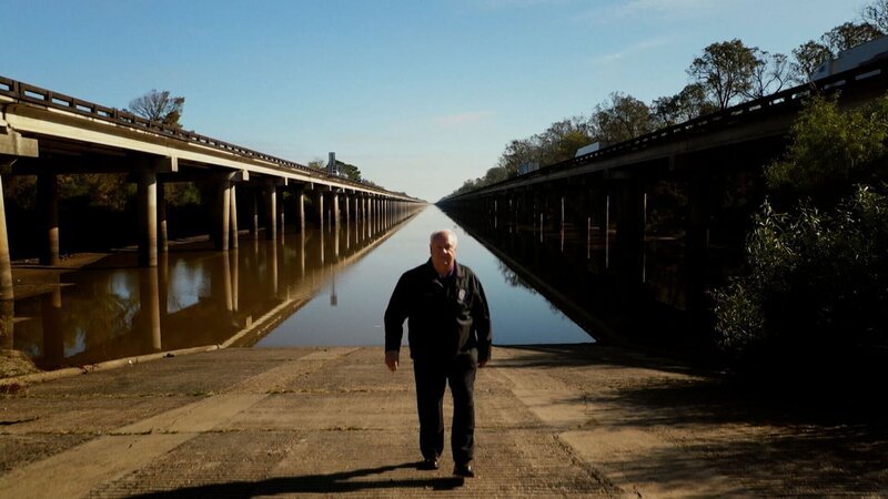 Mann auf der Brücke über das Atchafalaya-Becken. – Bild: Crime + Investigation /​ A+E Networks