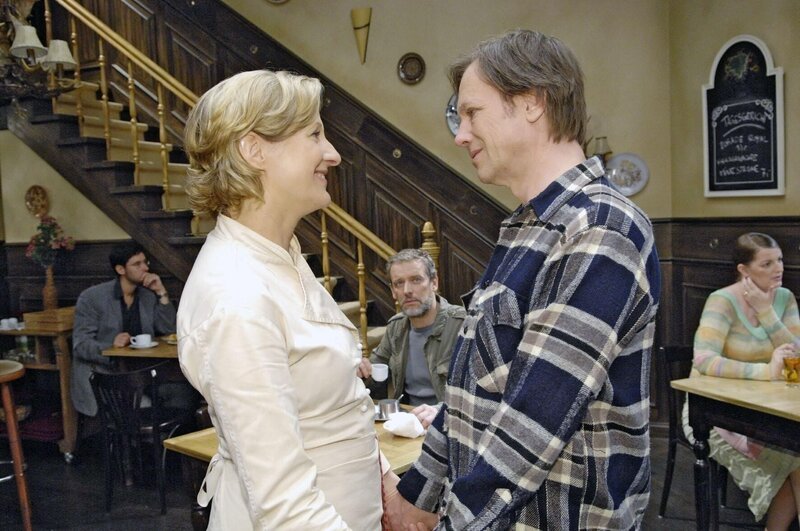 Ulrich (Wolfgang Wagner, M.) bekommt mit, wie Susanne (Heike Jonca, l.) und Armin (Rainer Will, r.) sich über die bevorstehende Hochzeit unterhalten. – Bild: ProSiebenSat.1 Media SE