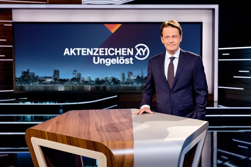 Moderator Rudi Cerne im Studio. – Bild: ZDF