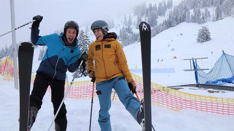 Skilehrerin Hanna bringt Checker Tobi das Skifahren bei. – Bild: BR/​megaherz gmbh/​Lena Stolz
