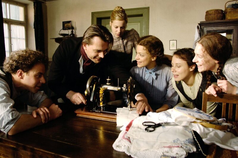 Felix Eitner (Fritz), Hary Prinz (Julius), Bernadette Heerwagen (Charlotte), Heike Makatsch (Margarete), Eva Löbau (Pauline), Lilia Lehner (Marie). – Bild: ORF/​epo-film/​Michael Kunst