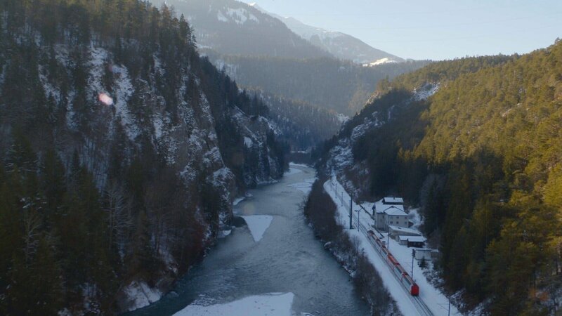 In der bis zu 400 Meter tiefen Rheinschlucht ist die Bahnstrecke der einzige Verkehrsweg. – Bild: ZDF und Renegade