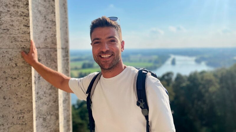 Als Wasserstraße und als Lebensraum am Fluss hat sie seit jeher eine bedeutende Rolle. Heute fließt die Donau durch 10 europäische Anrainerstaaten. – Bild: SWR/​Bavaria Entertainment/​Sarina Zilligers