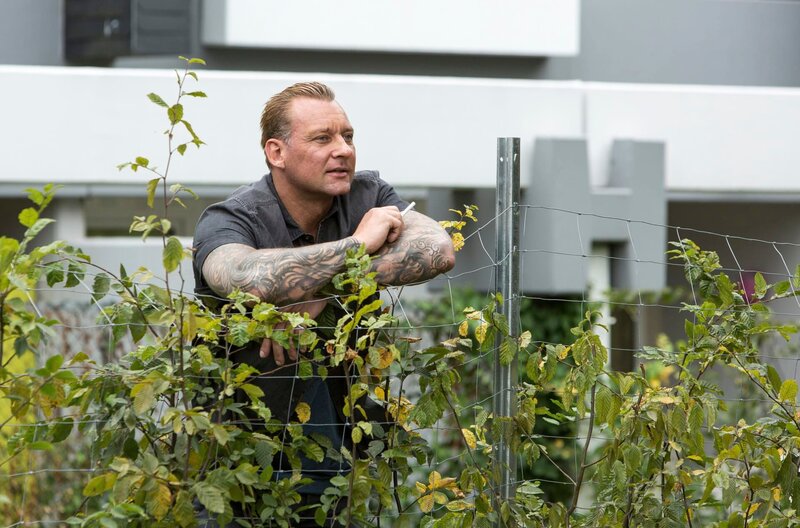 Thorsten „Teddy“ Piechazeck (Marko Dyrlich) soll einen Bewährungshelfer erschossen haben. – Bild: NDR/​ARD/​Kai Schulz