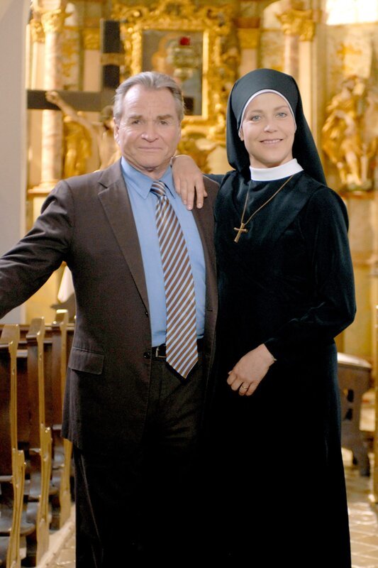 Staffel 9: Aus Angst vor den Vorhersagen der Wahrsagerin versteckt sich Wöller (Fritz Wepper) in der Kapelle. Schwester Hanna (Janina Hartwig) beruhigt ihn. – Bild: ORF