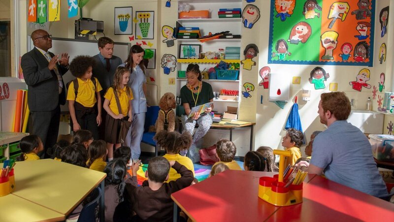 Wuffel liest Evis Klasse etwas vor. Sogar der Schulleiter ist beeindruckt. – Bild: ZDF/​Darrall MacQueen