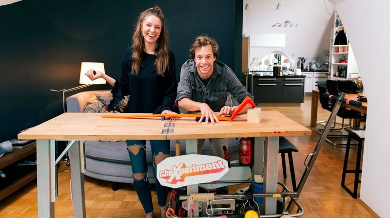Tobi und Herausforderin Vicky am CheXperimentiertisch. – Bild: BR/​Hans-Florian Hopfner/​megaherz gmbh