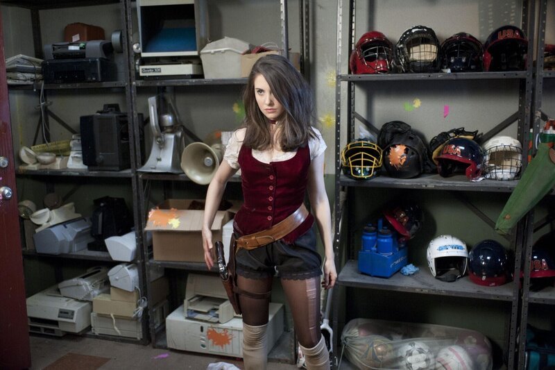 Jeder gegen jeden: Annie (Alison Brie) gibt alles, schließlich geht es um 100.00 Dollar … – Bild: Sony Pictures Television Inc. All Rights Reserved. Lizenzbild frei
