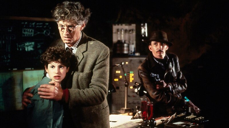 George (Jemima Rooper, l.) und Quentin (Christopher Good, M.) werden als Geiseln gehalten. Johnson (Patrick Fields, r.), einer der Verbrecher, versucht von Quentin dessen Forschungsergebnisse zu erpressen. – Bild: Honorarfrei – nur für diese Sendung inkl. SocialMedia bei Nennung ZDF und Simon Mein./​Simon Mein