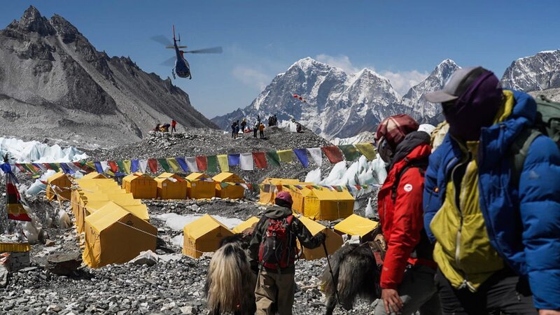 Das Basecamp am Mount Everest ist eine Zeltstadt mit 2000 Personen. – Bild: SRF /​ ZDF