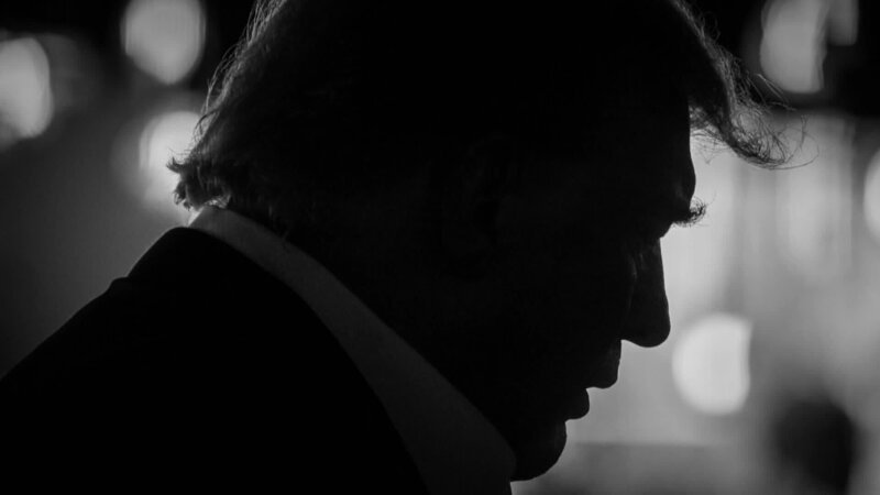 Mit Donald Trump ist erstmals in der US-Geschichte ein ehemaliger Präsident und aktueller Präsidentschaftskandidat vor einem Bundesgericht angeklagt: Ihm wird Verschwörung gegen die USA und gegen die amerikanischen Wähler vorgeworfen, wegen seiner vielfältigen Versuche, das Wahlergebnis 2020 umzudrehen. – Bild: ORF/​PBS