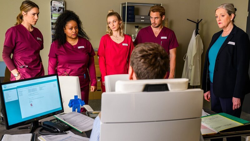 Das Pflegeteam muss bei Dr. Walden vorstellig werden, da Medikamente geklaut wurden. Von links: Elisabeth „Betty“ Hertz (Henrike Hahn), Zoe Breitner (Catherine Chikosi), Mia Kunze (Antonia Döring), Dr. Julius Walden (Constantin Lücke), Lukas Hilpert (Niklas Löffler), Mechthild Puhl (Sybille J. Schedwill) – Bild: ZDF und Willi Weber