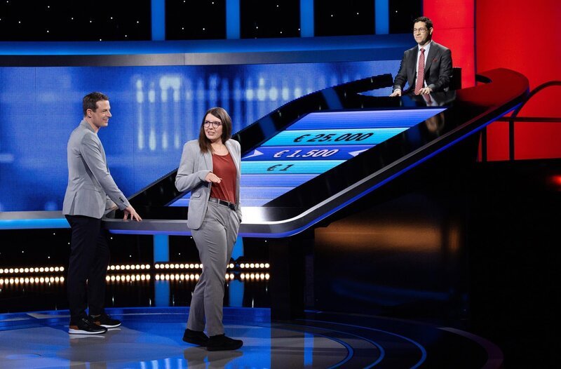 Moderator Alexander Bommes (l.) mit der Kandidatin Natali Mihajlovic (2.v.l.) und dem Jäger Sebastian Jacoby (r.). – Bild: ARD/​Arne Vollstedt
