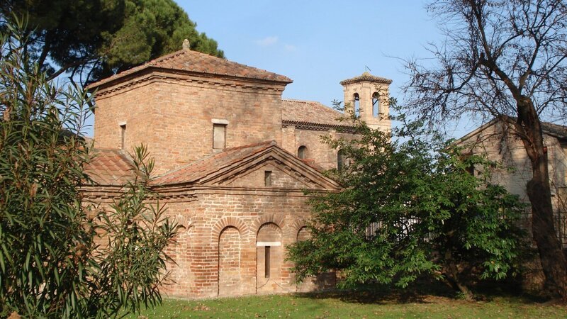 Außenaufnahme des Mausoleum der Kaiserin Galla Placidia in Ravenna. Erbaut von 425 – 430 n. Christus. Die Kaiserin liegt nicht in diesem Mausoleum. Im Inneren befinden sich prachtvolle Mosaiken. – Bild: 3sat