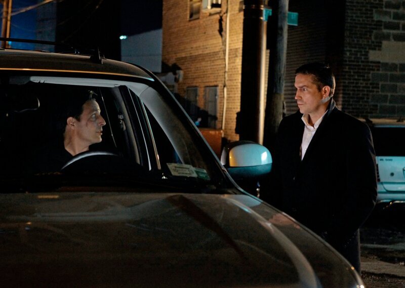 Reese (Jim Caviezel, r.) – Bild: Courtesy of Warner Brothers