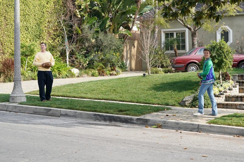 „Die Goldbergs“, „Der faule Fisch.“ Adam und Murray zanken den ganzen Tag. Als sie sich selbst vor den Nachbarn kein Blatt vor den Mund nehmen, wird es Beverly zu bunt. Erbost verdonnert sie die zwei zu einem gemeinsamen Angel-Ausflug. Da weder Murray, noch Adam Lust darauf hat, greifen die beiden zu einer List. Bei Erica erwacht die Liebe zur Musik wieder, als sie am Campus einen A-Capella-Chor singen hört. Es gelingt ihr, dort Mitglied zu werden. Doch während die anderen nur Spaß haben wollen, fällt Erica durch übertriebenen Ehrgeiz auf. Im Bild (v.li.): Chad Kremp (Charles Kremp), Jacob Hopkins (Chad Kremp). – Bild: ORF/​Sony Pictures/​ABC/​Evans Ward