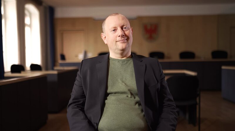 Der damalige Staatsanwalt Philip Schumacher erhob 15 Jahre nach Maikes Verschwinden Anklage gegen Maikes Ex-Freund und dessen Mutter: wegen Mordes und Anstiftung zum Mord. – Bild: Matthias Bähr