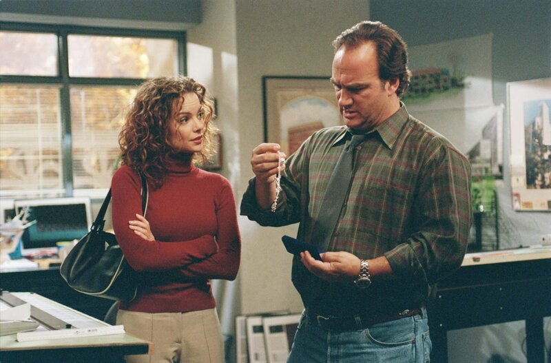 Der zehnte Jahrestag von Jim (Jim Belushi, r.) und Cheryl steht vor der Tür. Da er keine Ahnung hat, was er ihr Besonderes schenken soll, beauftragt er Dana (Kimberly Williams-Paisley, l.), sich etwas zu überlegen … – Bild: Disney / © 2013 The Walt Disney Company Germany Der zehnte Jahrestag von Jim (Jim Belushi, r.) und Cheryl steht vor der Tür. Da er keine Ahnung hat, was er ihr Besonderes schenken soll, beauftragt er Dana (Kimberly Williams-Paisley, l.), sich etwas zu überlegen … – Bild: Disney / © 2013 The Walt Disney Company Germany