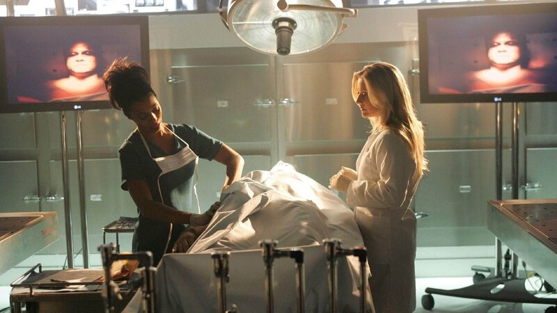 Der als Kinderschänder bekannte Philip Gordon wird auf einem Spielplatz tot aufgefunden – er wurde offenbar zu Tode geprügelt. Doch Alexx (Khandi Alexander, li.) stellt fest, dass nicht die Schläge die eigentliche Todesursache waren, sondern ein Messerstich. (re. Emily Procter) – Bild: SUPER RTL