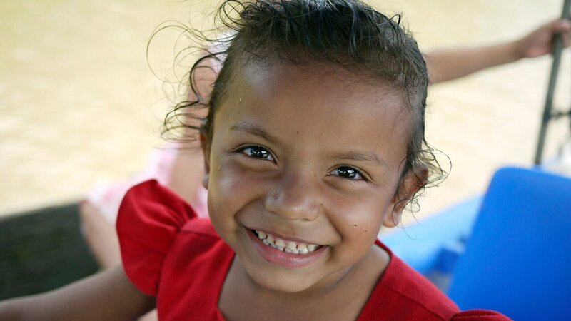 Auch die 5-jährige Yulissa Flores fährt jeden Tag mit ihren zwei Schwestern zur Schule. – Bild: 3sat