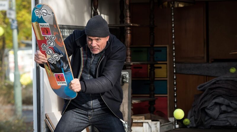 Christoph (Christian Berkel) will sein Hab’ und Gut retten. – Bild: ARD Degeto/​Christoph Assmann /​ ZDF