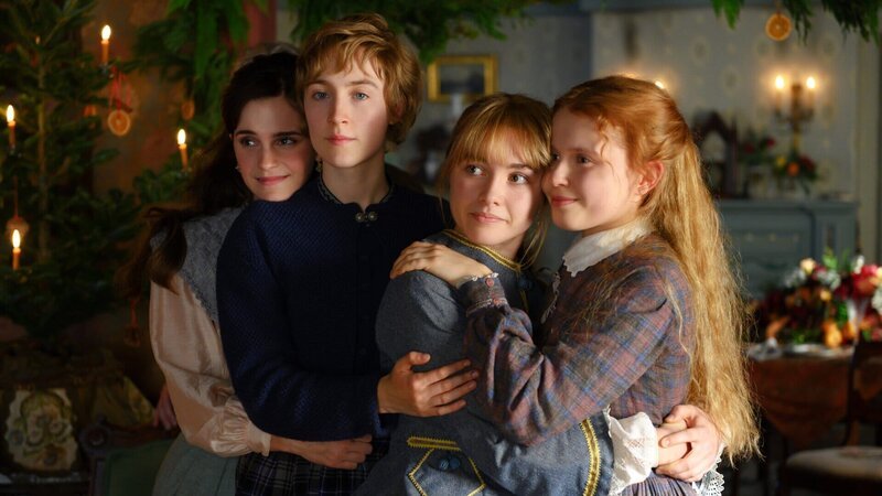 Weihnachten beschert den March-Schwestern die Heimkehr ihres in den Bürgerkrieg gezogenen Vaters. Von links: Meg (Emma Watson), Jo (Saoirse Ronan), Amy (Florence Pugh) und Beth (Eliza Scanlen) – Bild: ZDF und Wilson Webb Weihnachten beschert den March-Schwestern die Heimkehr ihres in den Bürgerkrieg gezogenen Vaters. Von links: Meg (Emma Watson), Jo (Saoirse Ronan), Amy (Florence Pugh) und Beth (Eliza Scanlen) – Bild: ZDF und Wilson Webb