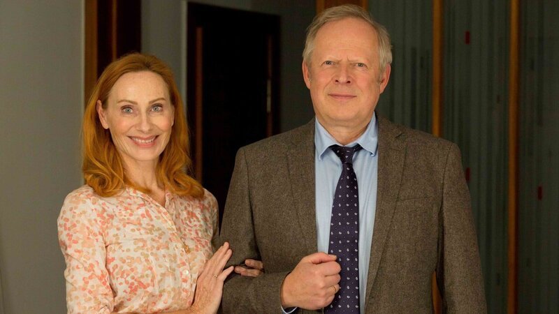 Gundula Bundschuh (Andrea Sawatzki, l.) und Gerald Bundschuh (Axel Milberg, r.) wollen an Weihnachten ihren Familienfrieden retten! – Bild: VOLKER ROLOFF