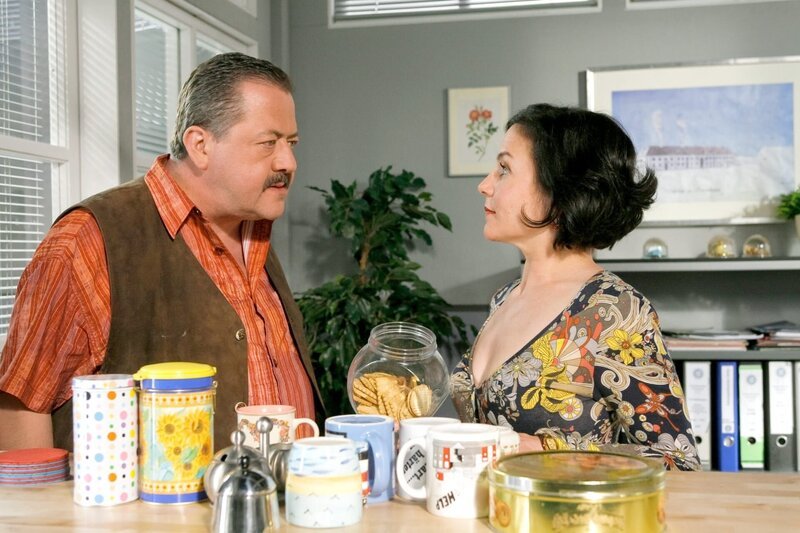 Kommissar Hofer weist Sekretärin Stockl zurecht: Er ist für die Ermittlung zuständig, sie für den Kaffee (Joseph Hannesschläger, Marisa Burger). – Bild: ORF/​ZDF/​Christian A. Rieger