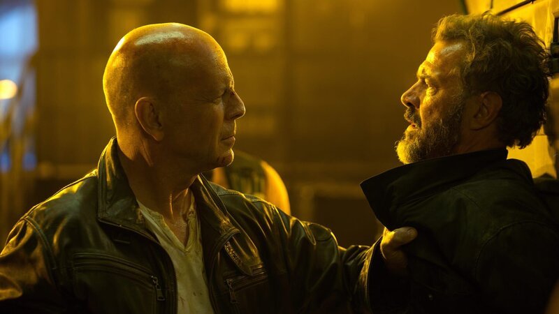 John McClane (Bruce Willis, li.) und Komarov (Sebastian Koch, re.) – Bild: Twentieth Century Fox Film Corporation John McClane (Bruce Willis, li.) und Komarov (Sebastian Koch, re.) – Bild: Twentieth Century Fox Film Corporation