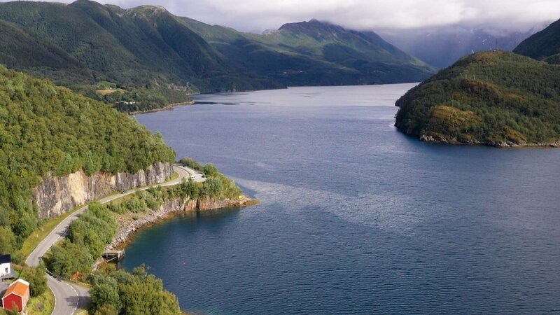 650 Kilometer schlängelt sich der Kystriksveien durch die zerklüfteten Fjordlandschaften Nord-Norwegens. – Bild: Thomas Radler