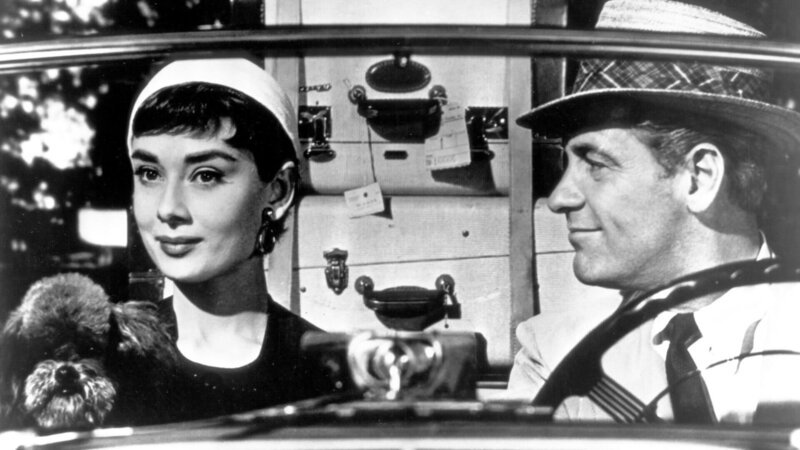 Sabrina Fairchild (Audrey Hepburn) ist bei Ihrem Parisaufenthalt zu einer selbstbewussten jungen Frau herangewachsen. Als sie zurückkehrt, ist Playboy David Larrabee (William Holden) von ihrer geheimnisvollen Schönheit fasziniert. – Bild: 3sat Sabrina Fairchild (Audrey Hepburn) ist bei Ihrem Parisaufenthalt zu einer selbstbewussten jungen Frau herangewachsen. Als sie zurückkehrt, ist Playboy David Larrabee (William Holden) von ihrer geheimnisvollen Schönheit fasziniert. – Bild: 3sat