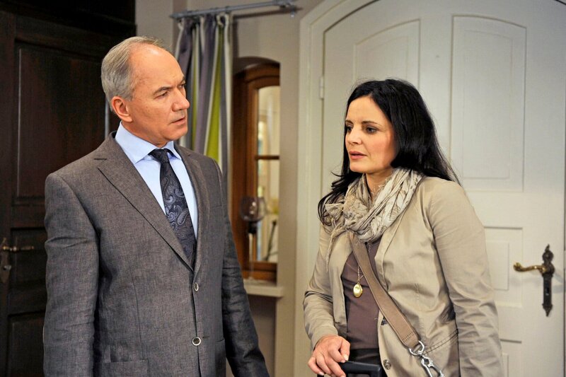 In Roman (Johannes Terne, l.) erwacht neue Hoffnung, als Susann (Elisabeth Lanz, r.) ihn nicht aus ihrem Leben streichen kann. – Bild: ARD/​Nicole Manthey