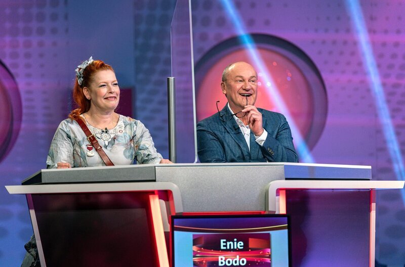 Moderatorin Enie van de Meiklokjes und Comedien Bodo Bach stellen sich als Rateteam den Fragen von Gastgeber Florian Weber im SWR Wissensquiz „Meister des Alltags“. Der Gewinn wird einem guten Zweck gespendet. – Bild: SWR/​Christian Koch