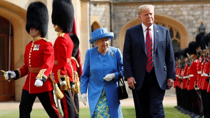 Als Donald Trump im Juli 2018 die Queen auf Windsor Castle besuchte, verstieß er gleich mehrfach gegen die Hofetikette: er ließ die Monarchin warten und lief vor ihr die Königliche Garde ab. – Bild: ZDF und AP, Pablo Martinez Monsivais