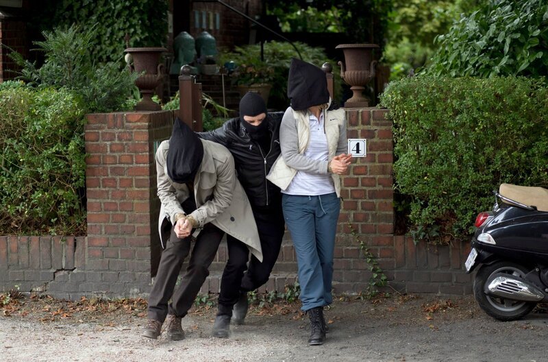 Als besonderen Kick hat Melanie Holthusen (Brigitte Zeh, r.) für ihren Hochzeitstag eine Schein-Entführung bei Justin Ippen (Jonas Minthe, M.) gebucht. Ihr Ehemann Peter Holthusen (Andreas Christ, l.) macht widerwillig mit. – Bild: NDR/​ARD/​Thorsten Jander