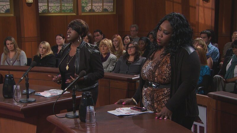 Two women standing in a court – Bild: TLC
