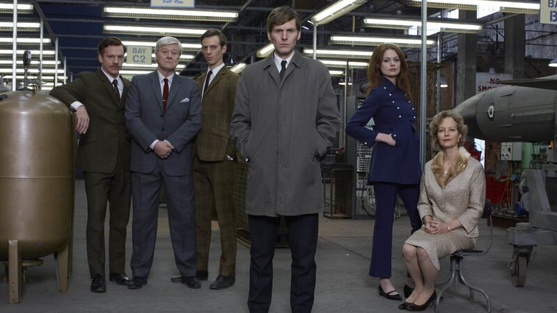 Inspektor Endeavour Morse (Shaun Evans, 3.v.r.) hat es mit den Abgründen der British Imperial Electric Company zu tun – einem Unternehmen der Familie Broom: Richard Broom (William Houston, l.), Henry Broom (Martin Jarvis, 2.v.l.), Jonny Broom (James Northcote, 3.v.l.), Estella Broom (Rosaling Halstead, 2.v.r.) und Nora Broom (Jenny Seagrove, r.). – Bild: ZDF