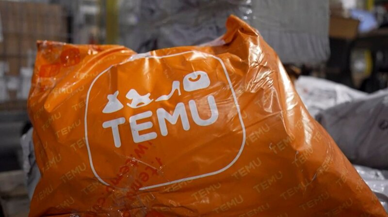 Extrem günstig, extrem gut? Die Doku untersucht die chinesische Online-Plattform Temu, ihre Produkte und deren Herstellung, Verkaufswege und -tricks, die Auswirkungen auf die heimische Wirtschaft und das Shoppingverhalten. – Bild: SWR Extrem günstig, extrem gut? Die Doku untersucht die chinesische Online-Plattform Temu, ihre Produkte und deren Herstellung, Verkaufswege und -tricks, die Auswirkungen auf die heimische Wirtschaft und das Shoppingverhalten. – Bild: SWR