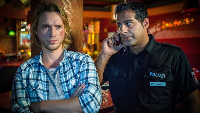 Tarik (Serhat Cokgezen, r.) hat Claudias Sohn Max (Christopher Kohn, l.) gefesselt und verletzt im Keller der Bar gefunden, die von drei maskierten Männern überfallen wurde. – Bild: ZDF/​Boris Laewen