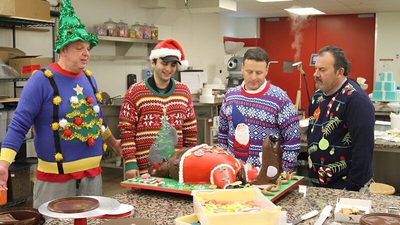 Boys admiring the ugly sweater cake. – Bild: Discovery Communications