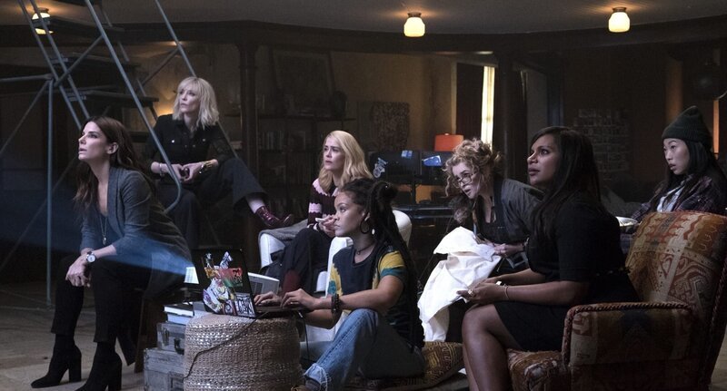 v.li: Debbie Ocean (Sandra Bullock), Lou (Cate Blanchett), Tammy (Sarah Paulson), Nine Ball (Rihanna), Rose Weil (Helena Bonham Carter), Amita (Mindy Kaling), Constance (Awkwafina). – Bild: ORF/PRO7/Warner v.li: Debbie Ocean (Sandra Bullock), Lou (Cate Blanchett), Tammy (Sarah Paulson), Nine Ball (Rihanna), Rose Weil (Helena Bonham Carter), Amita (Mindy Kaling), Constance (Awkwafina). – Bild: ORF/PRO7/Warner