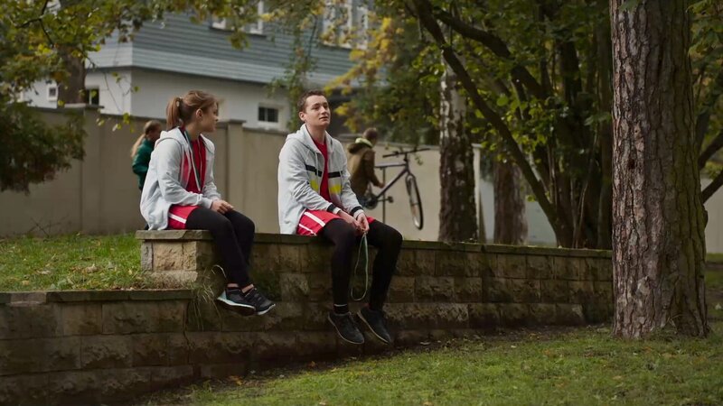 Nach der Meisterschaft braucht Viktor (Fridolin Sommerfeld) einen Ratschlag. Gut, dass Cäcilia (Carlotta Weide) immer ein Ohr für ihn hat. – Bild: „Bi …