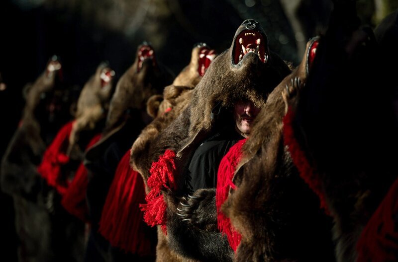  Rumänien – Vom Stolz der Bärentänzer Im Ritual des Bärentanzes finden die Bewohner einer der ärmsten Regionen Rumäniens Halt und Zuversicht. © Erik Peterson Foto: MDR Honorarfreie Verwendung nur im Zusammenhang mit genannter Sendung und bei folgender Nennung „Bild: Sendeanstalt/​Copyright“. Andere Verwendungen nur nach vorheriger Absprache: ARTE-Bildredaktion, Silke Wölk Tel.: +33 3 90 14 22 25, E-Mail: bildredaktion@arte.tv – Bild: MDR /​ Erik Peterson
