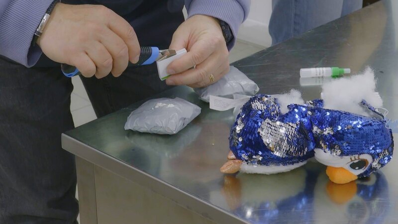 Die Beamten öffnen das Spielzeug und finden Pakete, die dort nicht hingehören. – Bild: National Geographic Die Beamten öffnen das Spielzeug und finden Pakete, die dort nicht hingehören. – Bild: National Geographic