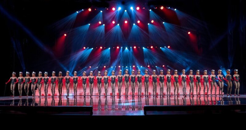 Die Kickline ist fester Bestandsteil der Show im Friedrichstadt-Palast. – Bild: ORF/​Constantin/​ZDF/​Julia Terjung