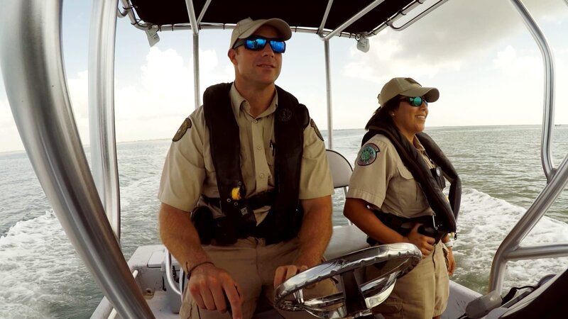 Wardens Chelsea and Ben Bailey driving a boat. – Bild: Animal Planet /​ Discovery Communications, LLC