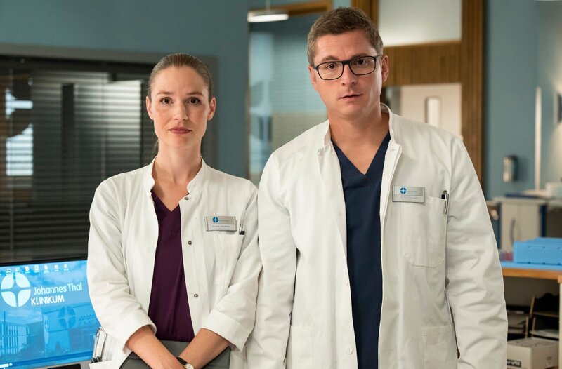 Julia Berger (Mirka Pigulla, l.) und Elias Bähr (Stefan Ruppe, r.) sind ein eingespieltes Team. – Bild: ARD/​Jens-Ulrich Koch