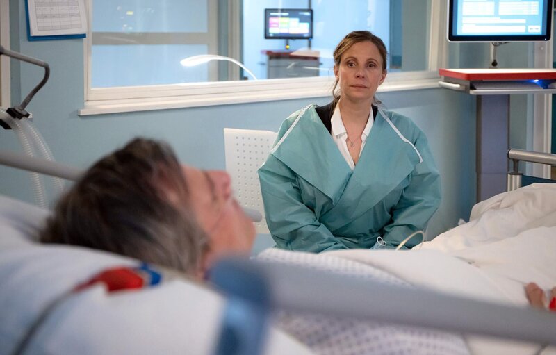 Die Ärzte machen Katja Brückner (Julia Jäger) keine Hoffnung mehr, dass ihr Mann Stefan (René Steinke) wieder aufwacht. Katja muss nun seine Patientenverfügung akzeptieren und eine Entscheidung treffen. – Bild: BR/​MDR/​Saxonia Media/​Rudolf Wernicke
